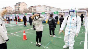 天津民众群起反抗封锁 特警动手打人