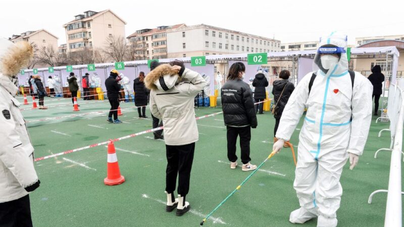 天津民眾群起反抗封鎖 特警動手打人