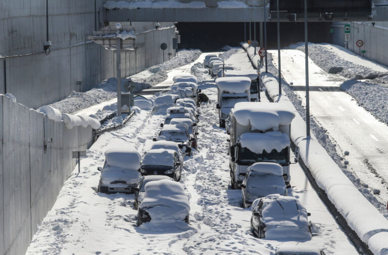 大批車輛受困暴風雪 希臘徹夜疏散數千人