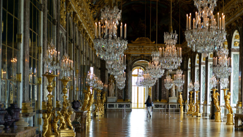 法男夜闖巴黎凡爾賽宮 享用馬卡龍和酒精