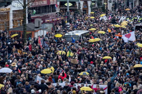 抗议封城措施 荷兰数千人上街与警方爆发冲突