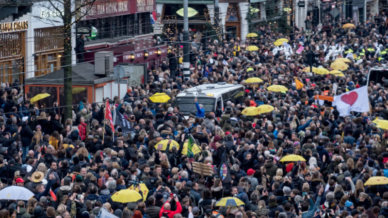 抗議封城措施 荷蘭數千人上街與警方爆發衝突