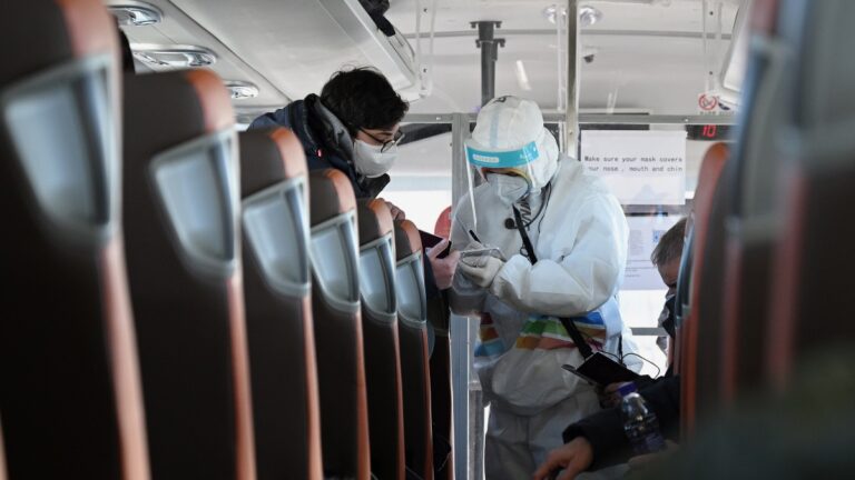 中國各地加碼防疫 百姓回家過年關卡重重