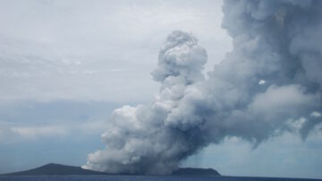 湯加火山噴發 電力通訊中斷 多國發海嘯警報