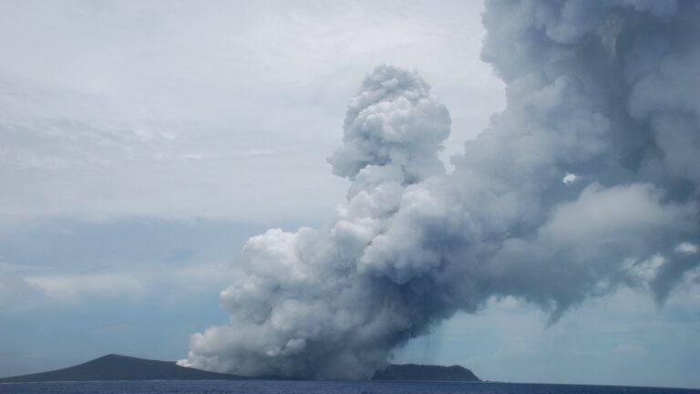 湯加火山噴發 電力通訊中斷 多國發海嘯警報