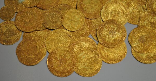幸運男挖到一枚英國首批金幣 估值40萬英鎊