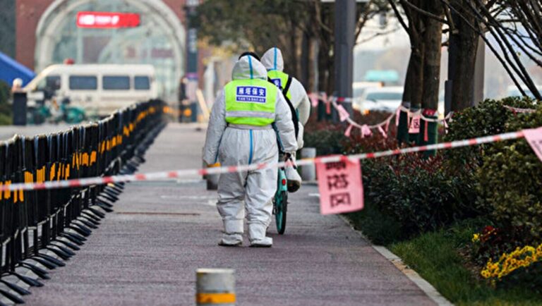 中國各地疫情籠罩 上海男子地鐵內倒地亡