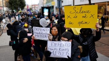 組圖：港人倫敦街頭築人鏈 聲援香港媒體人