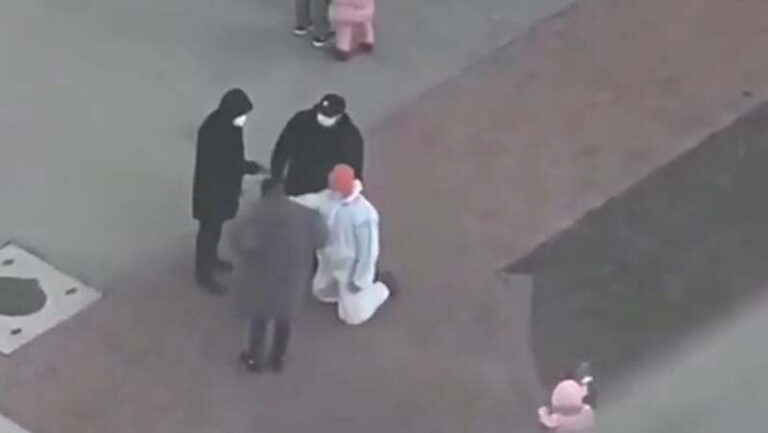 天津老人插隊 逼防疫人員下跪 稱女兒是居委會主任