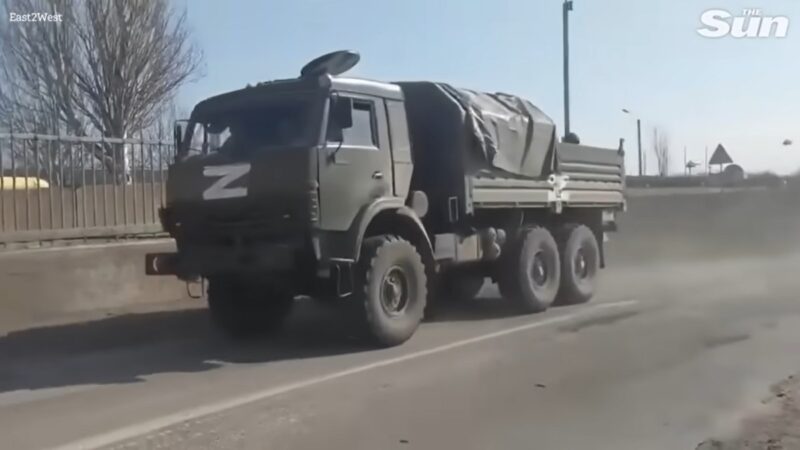 勘比天安門廣場坦克人 烏克蘭男子肉身擋軍車