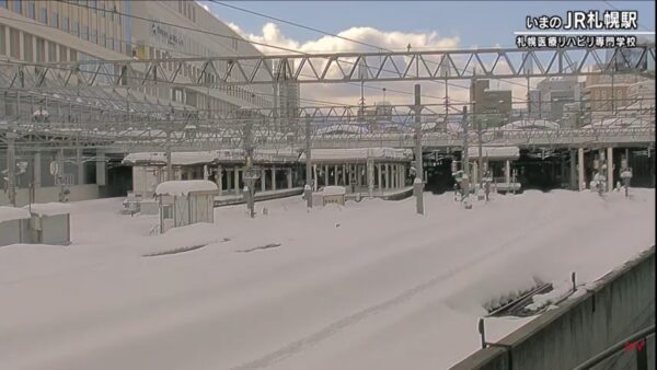 北海道大雪癱瘓交通 札幌JR列車全面停駛
