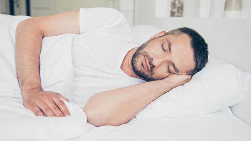 正确睡姿降失智风险？研究：侧睡能清大脑废物