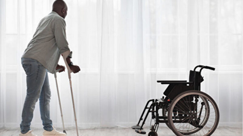 脊髓植入新型电子设备 瘫痪者成功恢复行走