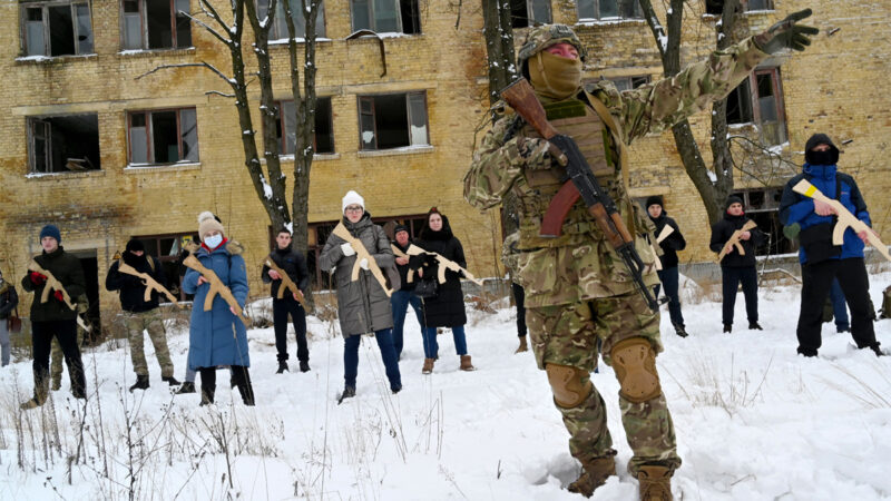乌克兰平民拿起武器参加战斗训练