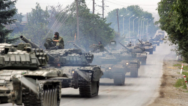 气氛诡异 逼近乌边境的俄罗斯装备涂有“Z”