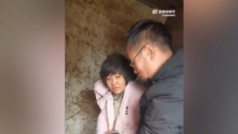 【禁聞】徐州八孩母親被拴鐵鏈 官員參與犯罪?