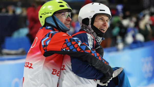 冬奥自滑空中技巧赢奖牌 俄乌运动员拥抱庆祝