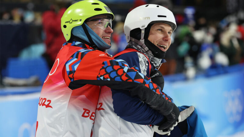 冬奥自滑空中技巧赢奖牌 俄乌运动员拥抱庆祝