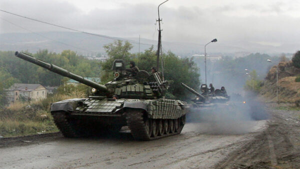 俄坦克碾压乌克兰民用汽车 司机奇迹幸存