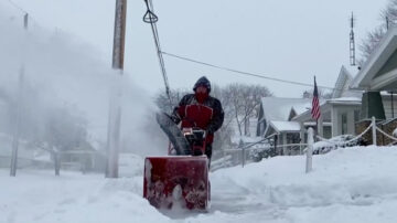 冰雪风暴降临纽约市 州首府降雪一英尺