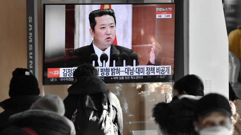 金正恩初一亮相 下坡時步伐異常引關注