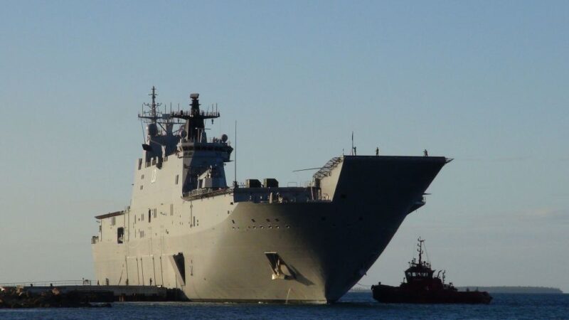 澳洲军舰驰援汤加一度停电 官兵顶酷热抢修
