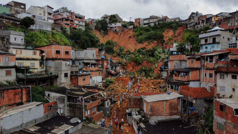 巴西盛夏熱浪暴雨 奪走近80條人命