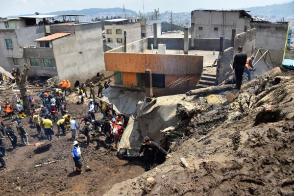 洪水沖走運動場上隊員及觀眾 厄瓜多爾首都釀28死