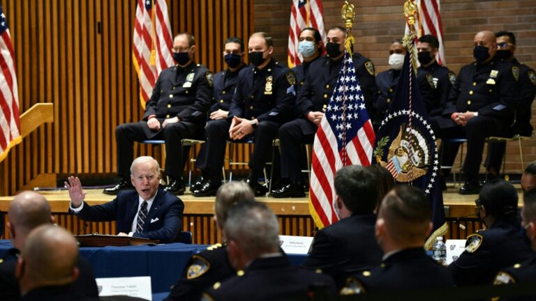 拜登訪紐約談打擊犯罪 反對削減警察經費