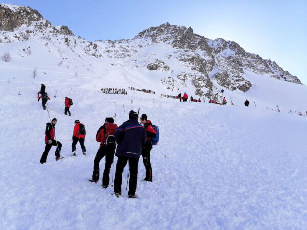 大雪又遇气温升高 奥地利雪崩酿5死1伤