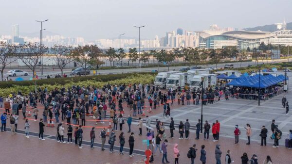 香港多起群聚感染源头不明 专家忧“海啸式爆发”