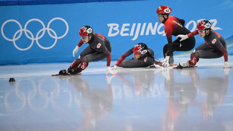 中国冬奥选手精准推动障碍物 令对手滑倒（视频）