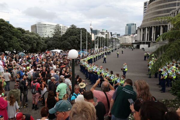反疫苗示威 新西蘭警方清場爆衝突逮逾50人