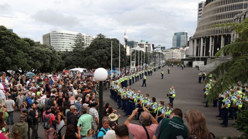 反疫苗示威 新西兰警方清场爆冲突逮逾50人
