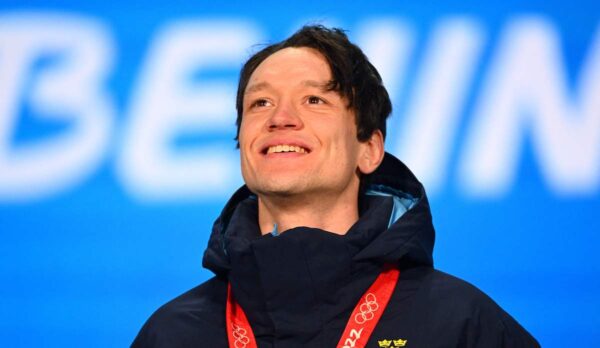 瑞典冬奧冠軍把金牌贈給香港書商桂民海