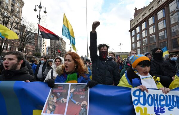 团结抗俄 数千乌克兰人冒着寒冬大游行