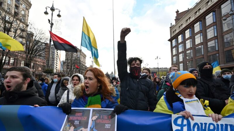团结抗俄 数千乌克兰人冒着寒冬大游行