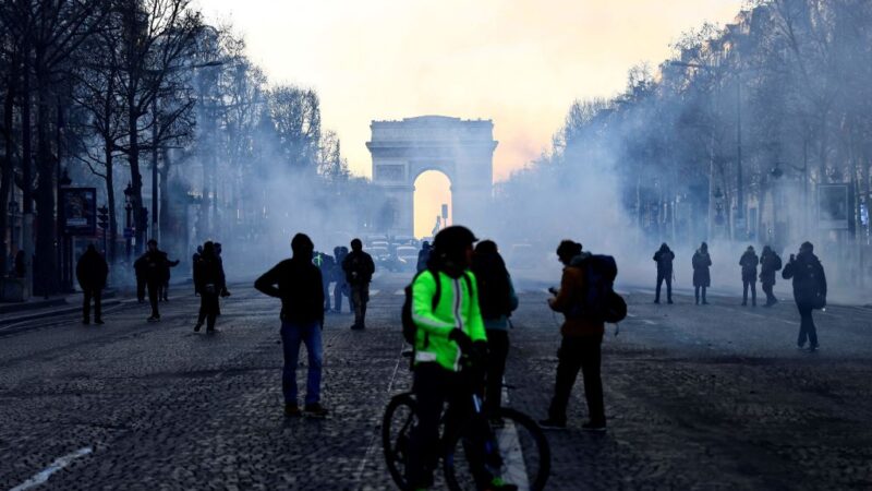 車隊癱瘓巴黎 法警逮捕97人 數百輛車前進布魯塞爾