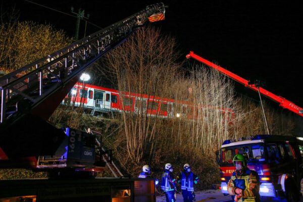 德國兩列車相撞釀1死14傷 乘客:一聲巨響後人往前飛