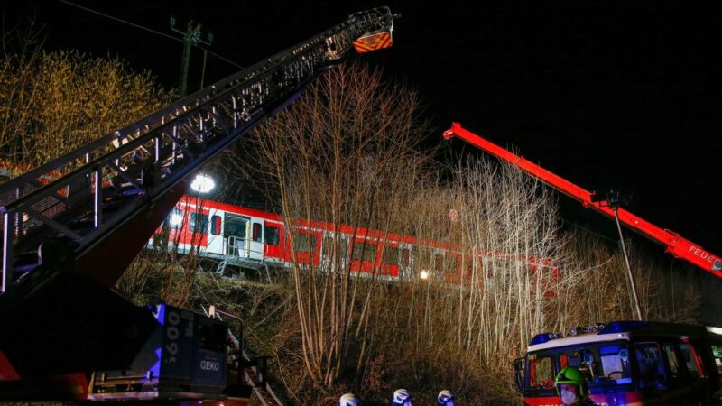 德国两列车相撞酿1死14伤 乘客:一声巨响后人往前飞