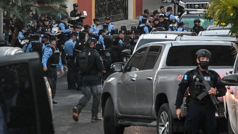 數百特警包圍住處 洪國前總統戴手銬穿防彈衣自首