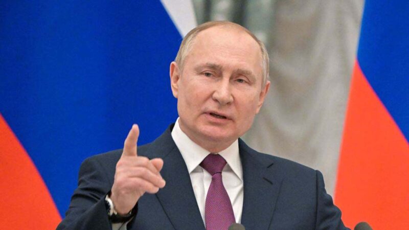 俄罗斯宣布承认乌东两个“共和国”的独立地位