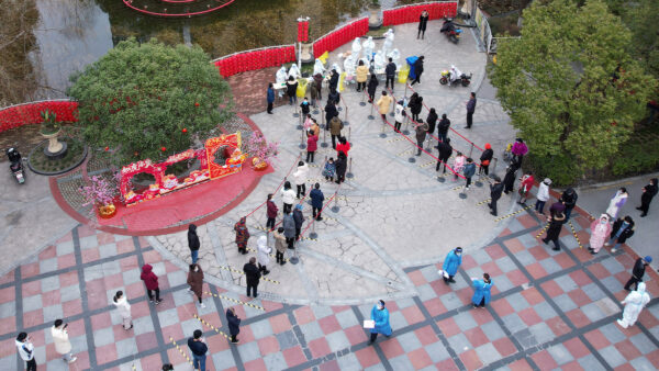2022年2月16日，江蘇蘇州市民排隊做核酸檢測。（STR/AFP via Getty Images）