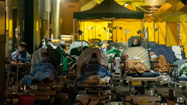 组图：香港疫情失控医院爆满 患者躺户外等候治疗