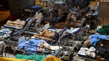香港疫情失控已46死 急建方艙醫院