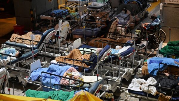 香港疫情失控已46死 急建方舱医院