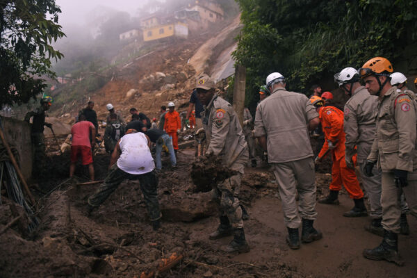 暴雨引发洪水土石流 巴西景色秀丽山城增至146死