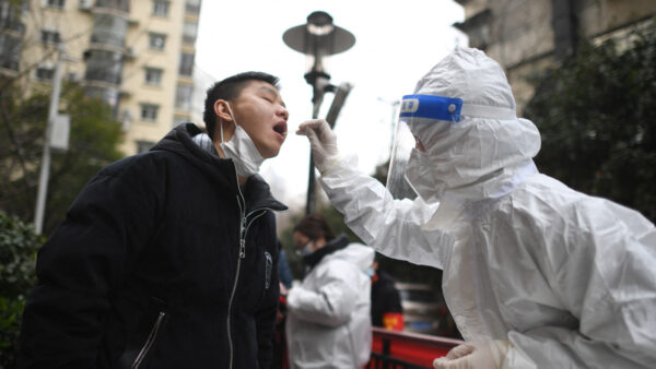 2022年2月22日，武漢民眾排隊做核酸檢測。（STR/AFP via Getty Images）