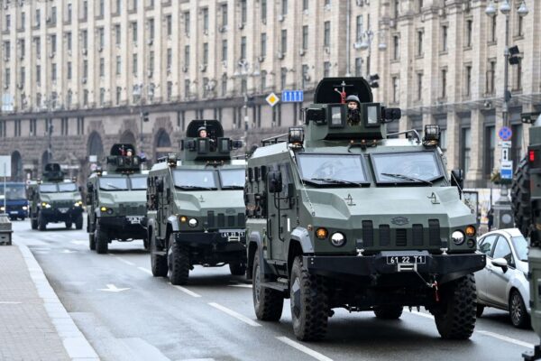 俄占領烏國首都空軍基地 白宮考慮增兵至東歐