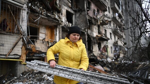 組圖：烏克蘭居民樓炸成廢墟 民眾淡定清理物品